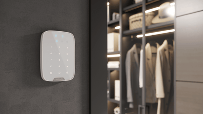 Ajax KeyPad Plus hvid monteret på væg